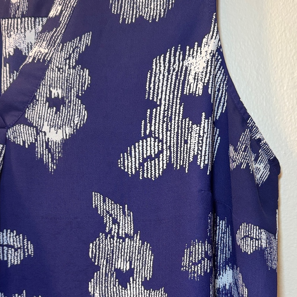Violet & Claire Navy Floral Sleeveless V-Neck Camisole - Picture 5 of 8